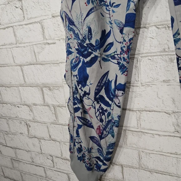 EUC✨GAP FIT gray & blue floral printed joggers - Picture 3 of 14